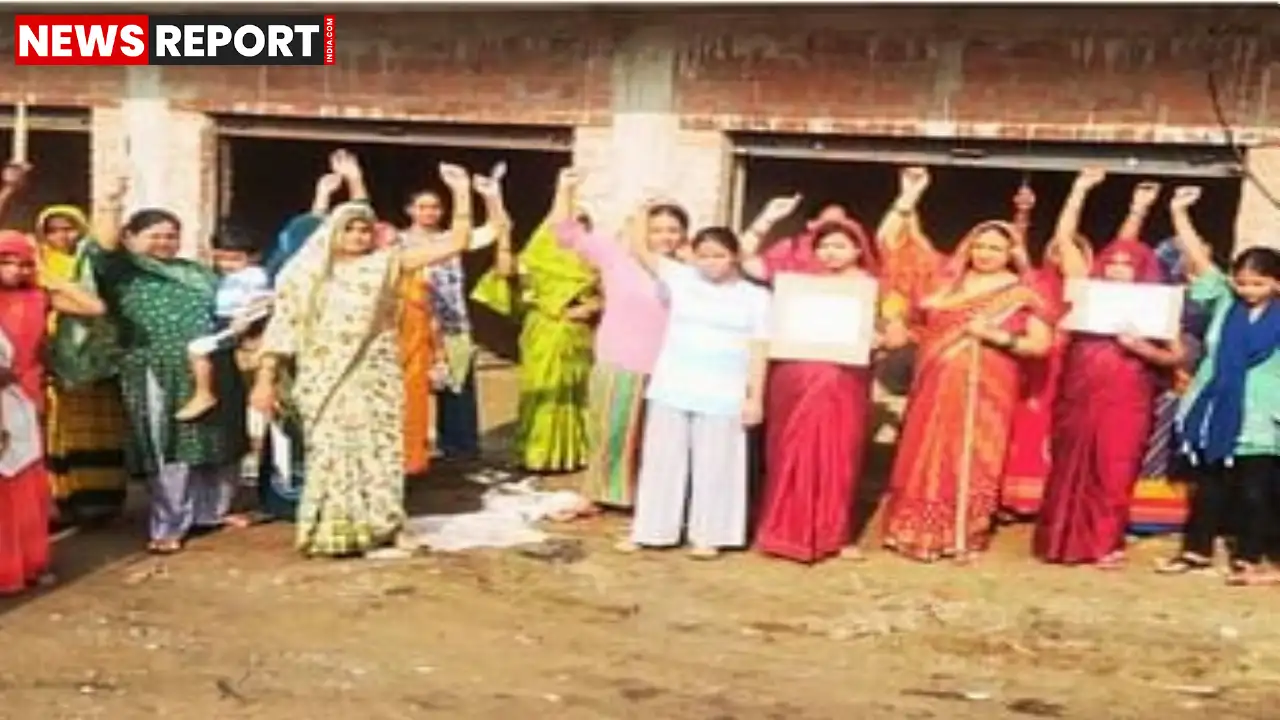 वाराणसी की चौबेपुर बलुआघाट रोड पर रिहायशी कॉलोनी में शराब ठेका शिफ्ट करने के विरोध में महिलाओं ने जोरदार प्रदर्शन किया।