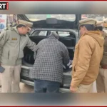 गणतंत्र दिवस से पहले आगरा में पुलिस सघन चेकिंग अभियान के दौरान वाहनों की जांच करती हुई