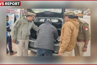 गणतंत्र दिवस से पहले आगरा में पुलिस सघन चेकिंग अभियान के दौरान वाहनों की जांच करती हुई