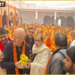 अनुपम खेर वाराणसी में काशी विश्वनाथ मंदिर और संकट मोचन मंदिर में दर्शन करते हुए