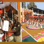 आजमगढ़ पुलिस लाइन में 77वें गणतंत्र दिवस पर ध्वजारोहण के बाद परेड की सलामी लेते अतिथि