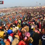 वसंत पंचमी पर प्रयागराज संगम तट पर घने कोहरे में स्नान करते श्रद्धालु