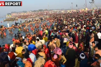 वसंत पंचमी पर प्रयागराज संगम तट पर घने कोहरे में स्नान करते श्रद्धालु