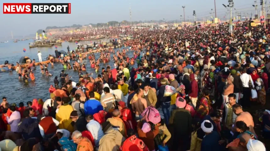 वसंत पंचमी पर प्रयागराज संगम तट पर घने कोहरे में स्नान करते श्रद्धालु