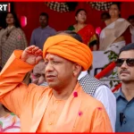 उत्तर प्रदेश के मुख्यमंत्री योगी आदित्यनाथ गणतंत्र दिवस पर ध्वजारोहण करते हुए