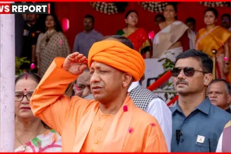 उत्तर प्रदेश के मुख्यमंत्री योगी आदित्यनाथ गणतंत्र दिवस पर ध्वजारोहण करते हुए