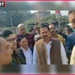गाजीपुर में पुलिस चेकिंग के दौरान सांसद अफजाल अंसारी का काफिला रोके जाने की प्रतीकात्मक तस्वीर