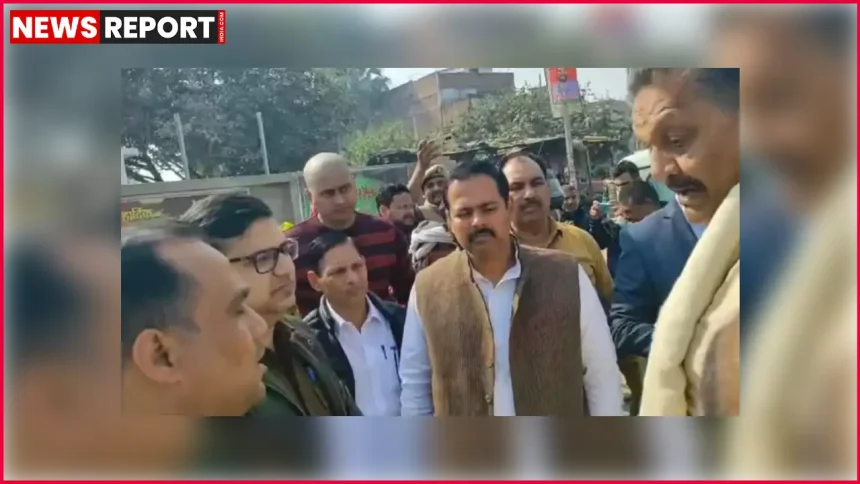 गाजीपुर में पुलिस चेकिंग के दौरान सांसद अफजाल अंसारी का काफिला रोके जाने की प्रतीकात्मक तस्वीर