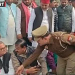 गाजीपुर धरने में सपा सांसद सनातन पांडेय के सामने थानाध्यक्ष का पैर छूने का वायरल वीडियो