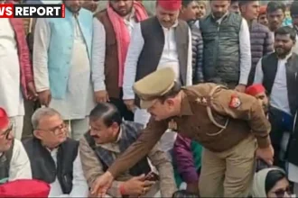 गाजीपुर धरने में सपा सांसद सनातन पांडेय के सामने थानाध्यक्ष का पैर छूने का वायरल वीडियो