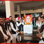 जौनपुर में सपा नेताओं ने जनेश्वर मिश्र की पुण्यतिथि पर पुष्प अर्पित किए