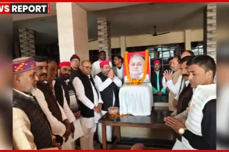 जौनपुर में सपा नेताओं ने जनेश्वर मिश्र की पुण्यतिथि पर पुष्प अर्पित किए
