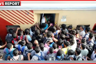 कानपुर सेंट्रल स्टेशन पर सहायक अध्यापक परीक्षा के बाद प्लेटफॉर्म पर भीड़