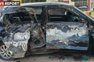 कानपुर कल्याणपुर में तेज रफ्तार स्विफ्ट कार पेड़ से टकराने के बाद क्षतिग्रस्त वाहन, पुलिस जांच