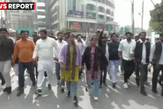 काशी विद्यापीठ परिसर में यूजीसी बिल के विरोध में नारेबाजी करते छात्र