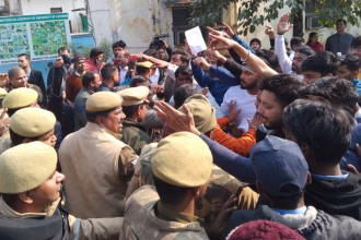 लखनऊ विश्वविद्यालय परिसर में रोहित वेमुला स्मृति मार्च के दौरान पुलिस तैनाती