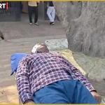 मथुरा में सड़क हादसे के बाद जिला अस्पताल में स्ट्रेचर पर घायल आबकारी सिपाही