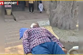 मथुरा में सड़क हादसे के बाद जिला अस्पताल में स्ट्रेचर पर घायल आबकारी सिपाही