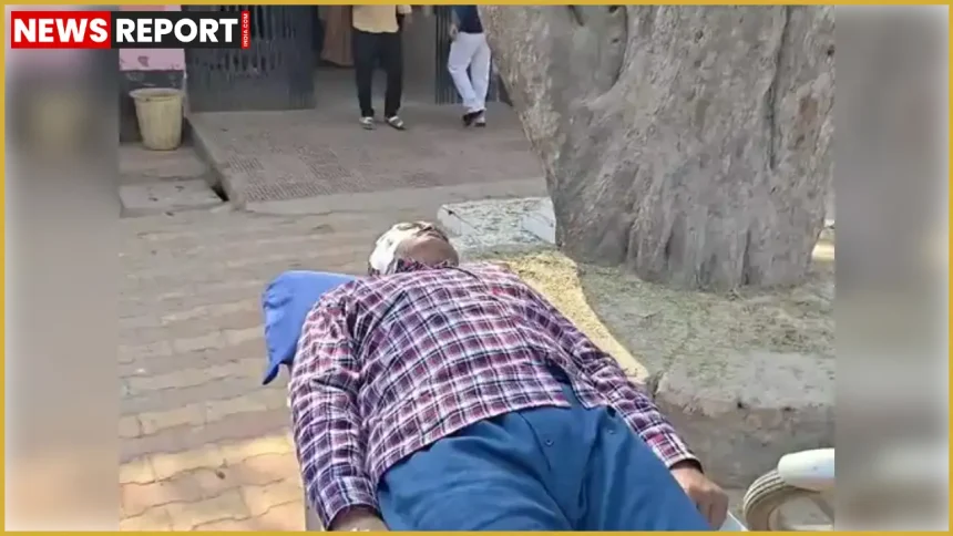 मथुरा में सड़क हादसे के बाद जिला अस्पताल में स्ट्रेचर पर घायल आबकारी सिपाही