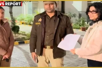 लखनऊ में सरकारी दफ्तर में पुलिस अधिकारी लोक गायिका नेहा सिंह राठौर का बयान दर्ज करते हुए