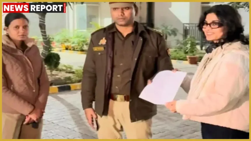 लखनऊ में सरकारी दफ्तर में पुलिस अधिकारी लोक गायिका नेहा सिंह राठौर का बयान दर्ज करते हुए