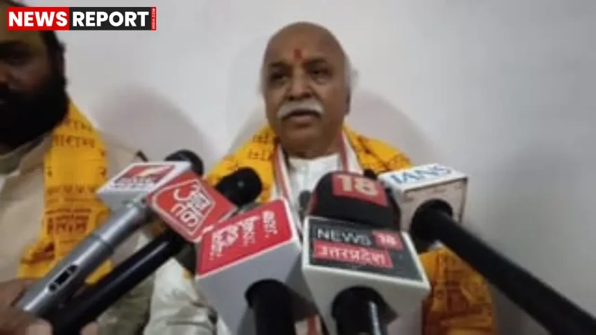 अयोध्या में श्रीराम जन्मभूमि मंदिर में दर्शन के बाद मीडिया से बात करते प्रवीण तोगड़िया