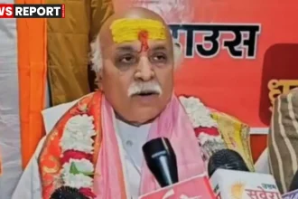 वाराणसी में प्रवीण भाई तोगड़िया पत्रकारों से बातचीत करते हुए