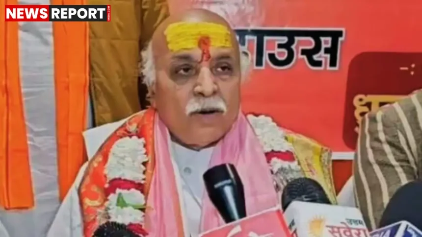 वाराणसी में प्रवीण भाई तोगड़िया पत्रकारों से बातचीत करते हुए