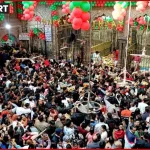 गणतंत्र दिवस पर वृंदावन के ठाकुर बांकेबिहारी मंदिर के बाहर श्रद्धालुओं की भारी भीड़