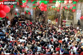 गणतंत्र दिवस पर वृंदावन के ठाकुर बांकेबिहारी मंदिर के बाहर श्रद्धालुओं की भारी भीड़