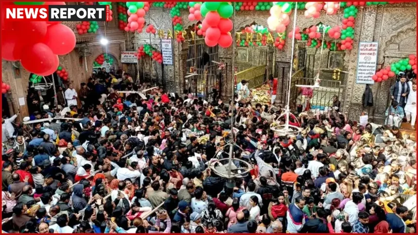 गणतंत्र दिवस पर वृंदावन के ठाकुर बांकेबिहारी मंदिर के बाहर श्रद्धालुओं की भारी भीड़