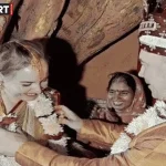 दशाश्वमेध घाट वाराणसी में वैदिक रीति से विवाह करते रूसी दंपती