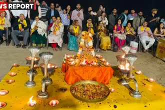 वाराणसी अस्सी घाट पर तिरंगे की थीम में सजी गंगा आरती और दीपदान