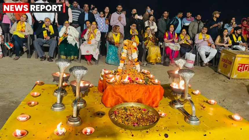 वाराणसी अस्सी घाट पर तिरंगे की थीम में सजी गंगा आरती और दीपदान