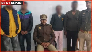 वाराणसी भेलूपुर में ऑनलाइन जुआ मामले में गिरफ्तार आरोपी और बरामद मोबाइल-नकदी