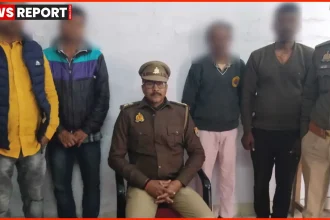 वाराणसी भेलूपुर में ऑनलाइन जुआ मामले में गिरफ्तार आरोपी और बरामद मोबाइल-नकदी