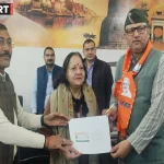 वाराणसी में गुरुधाम स्थित पीएम जनसंपर्क कार्यालय में जनसुनवाई करते विधायक सौरभ श्रीवास्तव