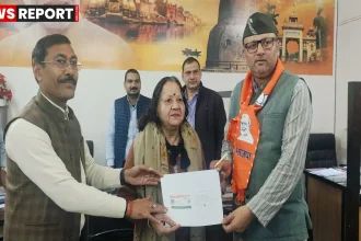 वाराणसी में गुरुधाम स्थित पीएम जनसंपर्क कार्यालय में जनसुनवाई करते विधायक सौरभ श्रीवास्तव