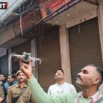 वाराणसी दालमंडी में VDA की ध्वस्तीकरण कार्रवाई के दौरान अवैध भवन पर चलता बुलडोजर