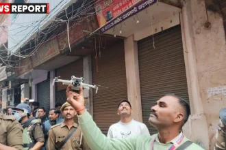 वाराणसी दालमंडी में VDA की ध्वस्तीकरण कार्रवाई के दौरान अवैध भवन पर चलता बुलडोजर