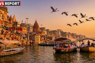 वाराणसी में गंगा घाट पर काला धुआं छोड़ती मोटरबोट के खिलाफ जल पुलिस की कार्रवाई