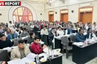 वाराणसी नगर निगम टाउनहॉल में महापौर की अध्यक्षता में साधारण सभा बैठक