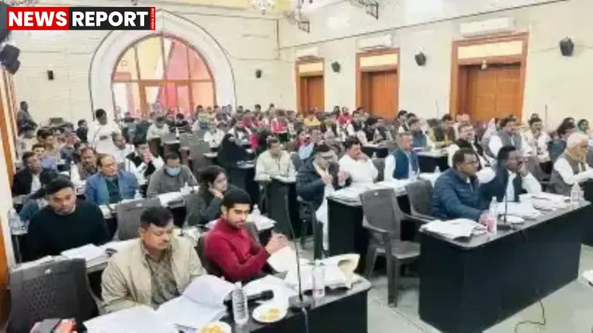 वाराणसी नगर निगम टाउनहॉल में महापौर की अध्यक्षता में साधारण सभा बैठक