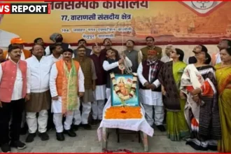 वाराणसी में पीएम मोदी के गुरुधाम स्थित संसदीय कार्यालय पर तिरंगा ध्वजारोहण करते भाजपा नेता