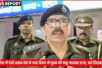 बलिया में घटनास्थल पर मौजूद पुलिस और देशी शराब का ठेका जहां युवक की हत्या हुई।