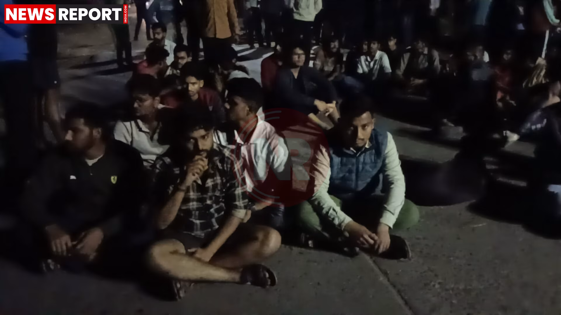 छात्रों द्वारा बीएचयू परिसर में सुरक्षा व्यवस्था में लापरवाही के खिलाफ विरोध प्रदर्शन करते हुए।