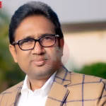 आयकर विभाग की टीम बसपा विधायक उमाशंकर सिंह के आवास पर छापेमारी करती हुई