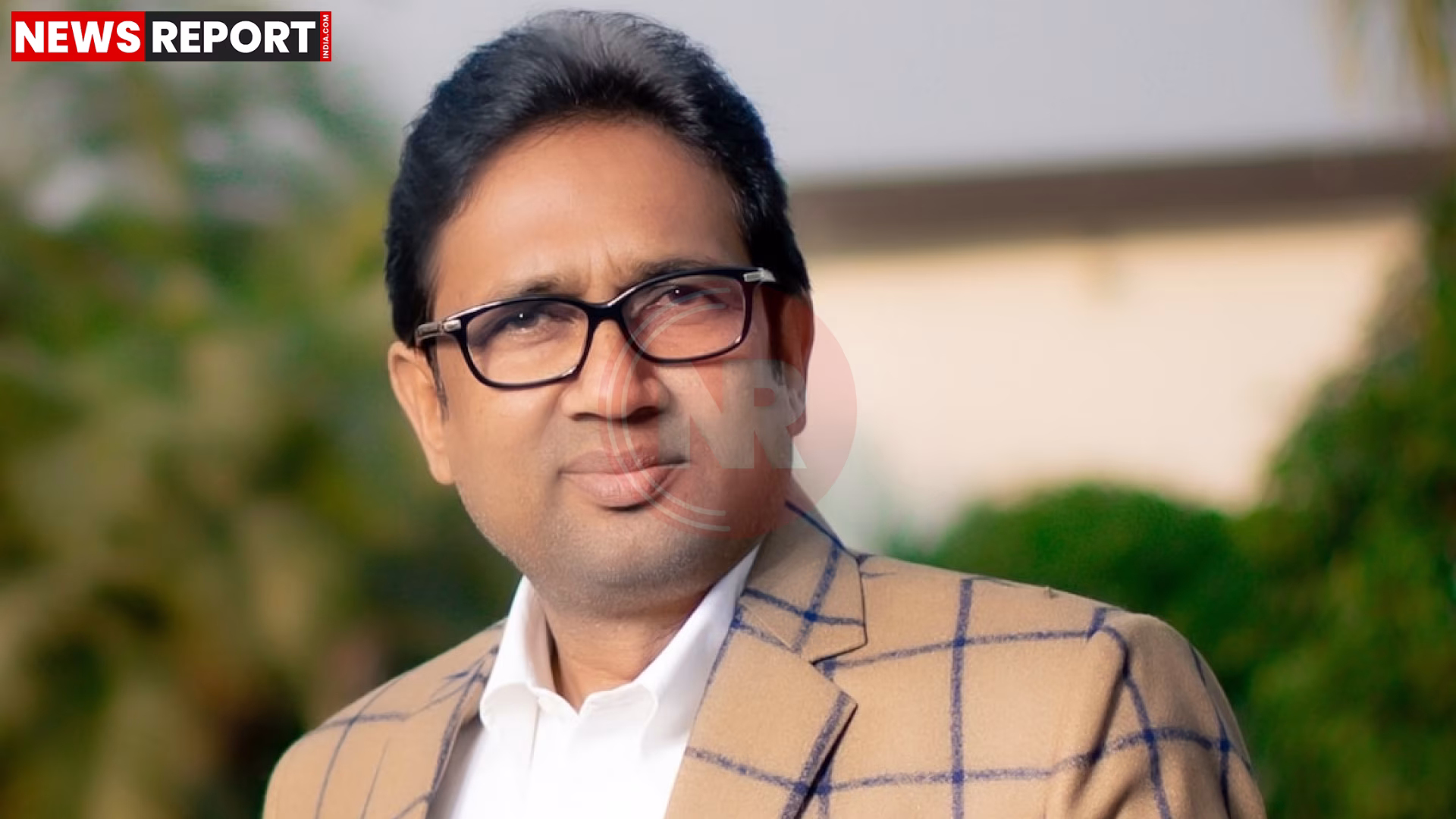 आयकर विभाग की टीम बसपा विधायक उमाशंकर सिंह के आवास पर छापेमारी करती हुई