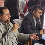 मुख्य निर्वाचन आयुक्त नवदीप रिणवा वाराणसी में प्रेस वार्ता करते हुए