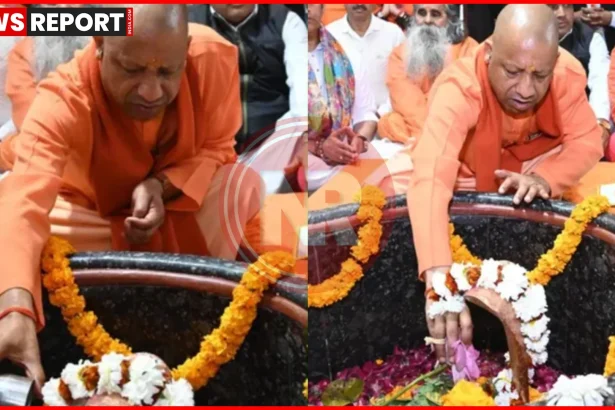 मुख्यमंत्री योगी आदित्यनाथ गोरखपुर के महादेव झारखंडी मंदिर में भगवान शिव का जलाभिषेक करते हुए
